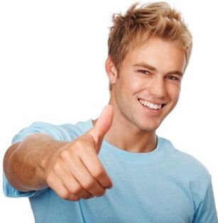 Người đàn ông phóng to dương vật của mình bằng soda